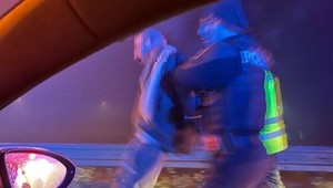 Policajt pomáhal posádke auta pri dopravnej nehode. Šofér na neho zaútočil