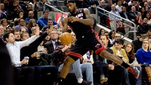 LeBron (28) nastrieľal 500 zápasov po sebe aspoň 10 bodov