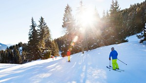 V Alpách napadali tri metre snehu, lyžiarske strediská otvorili o mesiac skôr