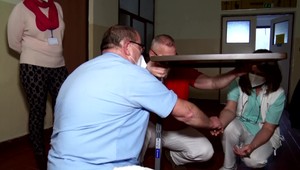 Kvetinárka z Prešova priniesla dar pre covidové oddelenie. Nové stolíky uľahčia život zdravotníkom aj pacientom