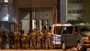 Po streľbe v Hamburgu zomrelo najmenej 7 ľudí. Medzi obeťami má byť aj útočník a nenarodené dieťa
