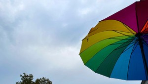 Ďalší útok na LGBTI+ komunitu: Dvaja muži si dali na ulici bozk, jeden skončil v nemocnici