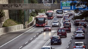 Bratislavu sužujú dopravné zápchy. MHD mešká aj 60 minút