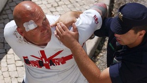 V prístavnom Hamburgu ničili zariadenie baru holandskí rowdies