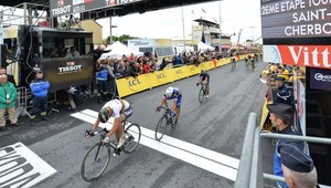 Peter Sagan víťazom 2. etapy TdF. Oblečie žltý dres!