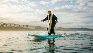Kňaz na surfe zachránil dvoch plavcov pred utopením. Raz už zachránil muža pred žralokom