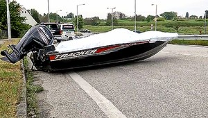 Loď na ceste v Komárne. Majiteľovi sa vyšmykla z auta