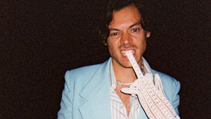 Fanúšikovia neverili vlastným očiam, TÚTO nechutnosť vyviedol hviezdny spevák na pódiu!