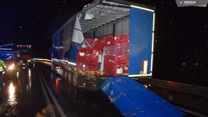 Pri zrážke piatich áut na ceste pod Strečnom sa zranili dvaja ľudia