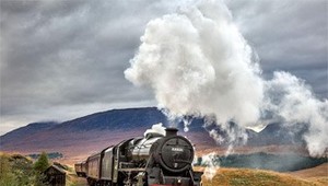 Stroskotanci v divočine sa dočkali nečakanej pomoci. Zachránil ich vlak z Harryho Pottera