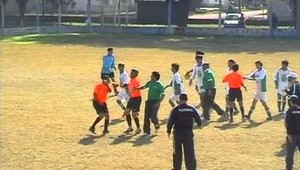 VIDEO: Rozhodcu bilo celé mužstvo, musel utiecť do bezpečia!