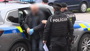 Kamaráta škrtil svetrom, ten je vo vážnom stave. Policajtom tvrdí, že mal vidiny