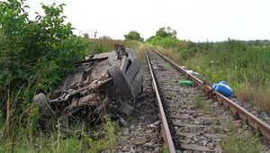 Úplne nahý vodič spôsobil nehodu. S autom sa prevrátil na strechu