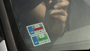 Prekážajú vám nálepky na okne auta z STK? Viac ich mať nemusíte