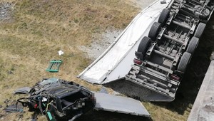 Kamión s osobným autom prerazili zvodidlá a zrútili sa z nadjazdu. Dve osoby nehodu neprežili