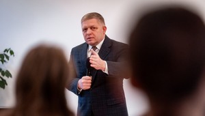 Fico pred študentmi chválil Vietnam a Čínu. Vonku ho čakali desiatky ľudí s transparentmi