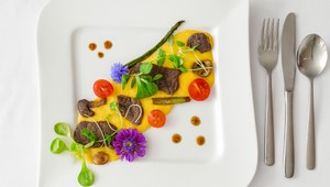 Steak z hovädzej sviečkovice, hokkaidové pyré a zeleninový šalát