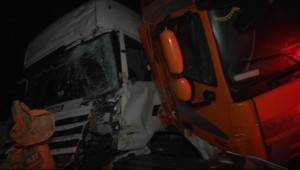 Čelná zrážka dvoch kamiónov. Kusy šrotu rozmetané po okolí