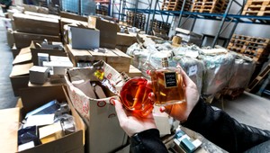 Ako rozpoznať falošný parfum od originálu? Po obrovskom záchyte vysvetľujú colníci