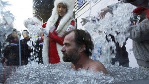 Zdolal Everest v kraťasoch, vydržal 2 hodiny pod ľadom. Rekordér Wim Hof prezradil tajomstvo otužilosti