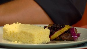 Kuracia pečeň na ražni s bylinkovým toastom a gril. cherry paradajkami