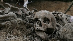 Objavili masový hrob. Môže sa v ňom nachádzať až 30 tisíc obetí genocídy