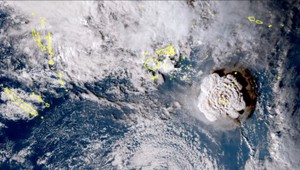 Na ostrove Tonga vybuchla podmorská sopka: Kvôli vlne cunami museli ľudí evakuovať