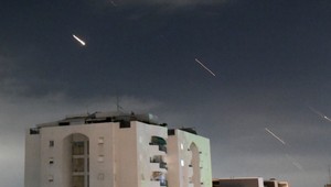 Výbuchy a chaos: Na Izrael dopadli stovky dronov a rakiet z Iránu