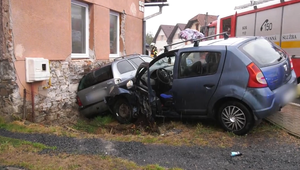 Počas dažďa sa neoplatí predbiehať. Dve osobné autá skončili v rodinnom dome