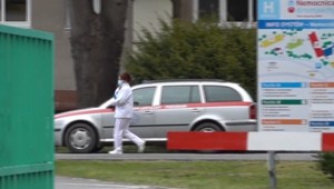 V Krompachoch hospitalizovali ženu s príznakmi koronavírusu. Testovanie mali údajne lekári podceniť