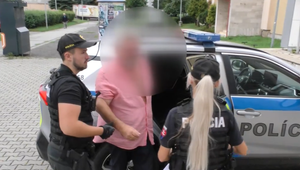 Opitý muž polial benzínom a podpálil motocykel a auto. Povedal, že mal skrat