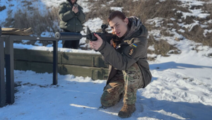 Vojenský výcvik žien: Ukrajinské ženy sa učia bojovať v čase okupácie