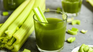 Potrebujete sa po sviatkoch opäť naštartovať, aby ste boli plní energie? Stavte na tento detox nápoj