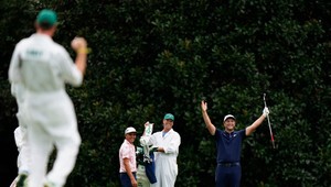 Neskutočný úder španielskeho golfistu! Loptičku poslal po vode priamo do jamky!