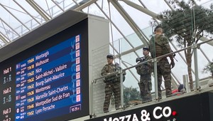 Na parížskej stanici útočník pobodal troch ľudí