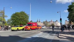 Auto vo veľkej rýchlosti narazilo do skupiny ľudí, najmenej piati sú zranení