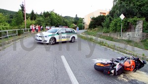 Motorka zrazila chodca. Spolujazdec a dôchodca neprežili