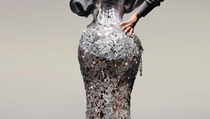 Pre slávu je ochotná aj trpieť : Mohla v týchto šatách vôbec dýchať?