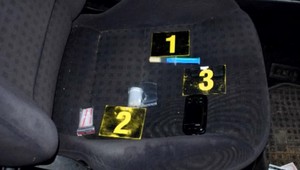 Muž kšeftoval s drogami, zakázané látky našli aj u ženy v aute