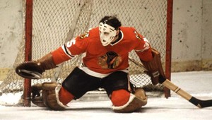 Zomrel legendárny brankár Montrealu a Chicaga