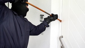 Zlodej úradoval v kúpeľoch, Romane ukradol hotovosť a notebook