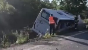 Vážna dopravná nehoda! Zrážka autobusu a kamióna si vyžiadala množstvo zranených