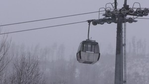 Lyžiarov v Tatrách vyháňal zo svahov vietor. Mimo prevádzky boli aj lanovky