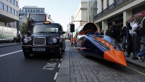 Maximálna rýchlosť 1 609 km/h. Toto je stíhačka na kolesách