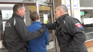 Muž kričal na dôchodcov, že ich podreže. Mlátil ich päsťami a chcel vyhodiť z balkóna