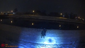 Dramatické zásahy policajtov: Mladík napadol svoju starú mamu