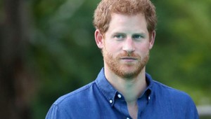 Princ Harry sa stráca pred očami