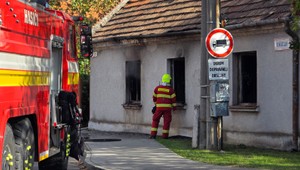 Požiar rodinného domu v Ružinove: Hasiči zasahujú na Mlynských luhoch