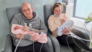 Po dvoch týždňoch konečne spolu: FOTO predčasne narodených dvojčiat dojalo celý svet