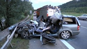 Martin (33) nabúral do návesu, z auta ho vystrihávali hasiči